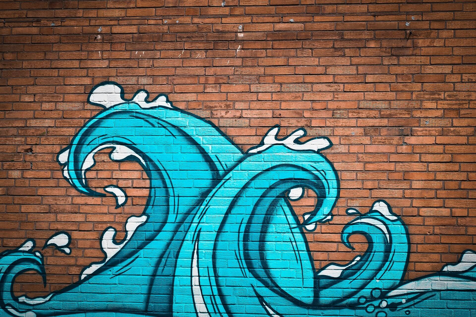 Wellen-Grafiti an der Mauer