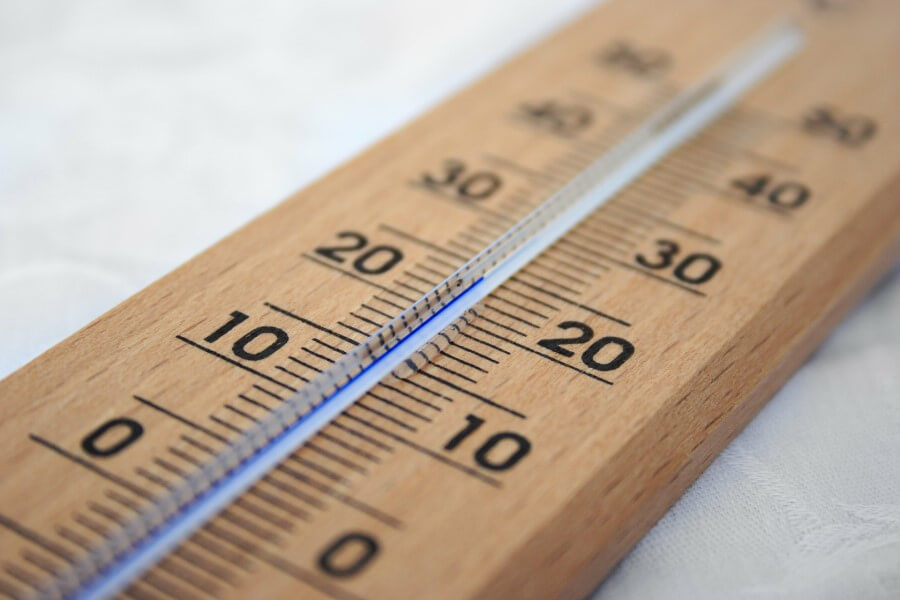 Thermometer zeigt die optimale Raumtemperatur